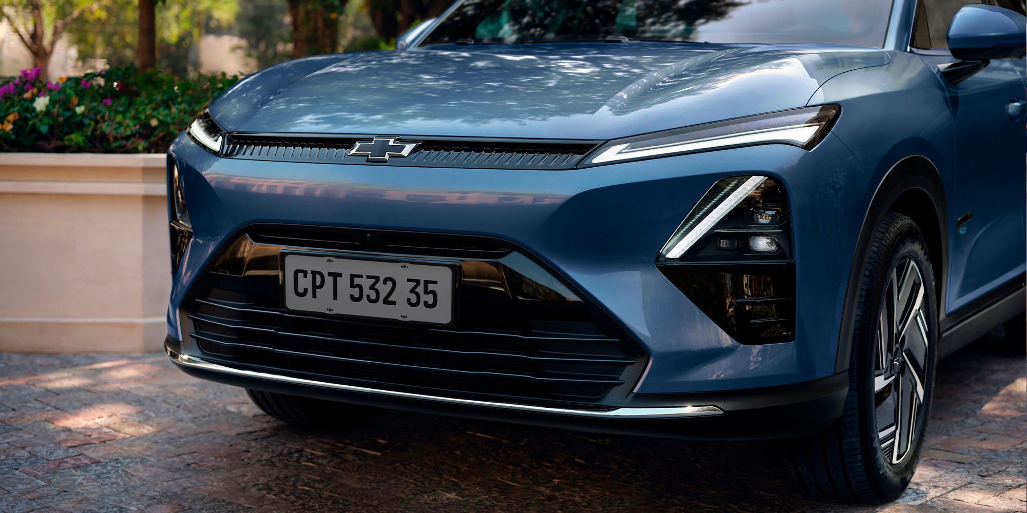 Frente Chevrolet Captiva Híbrida color azul alba