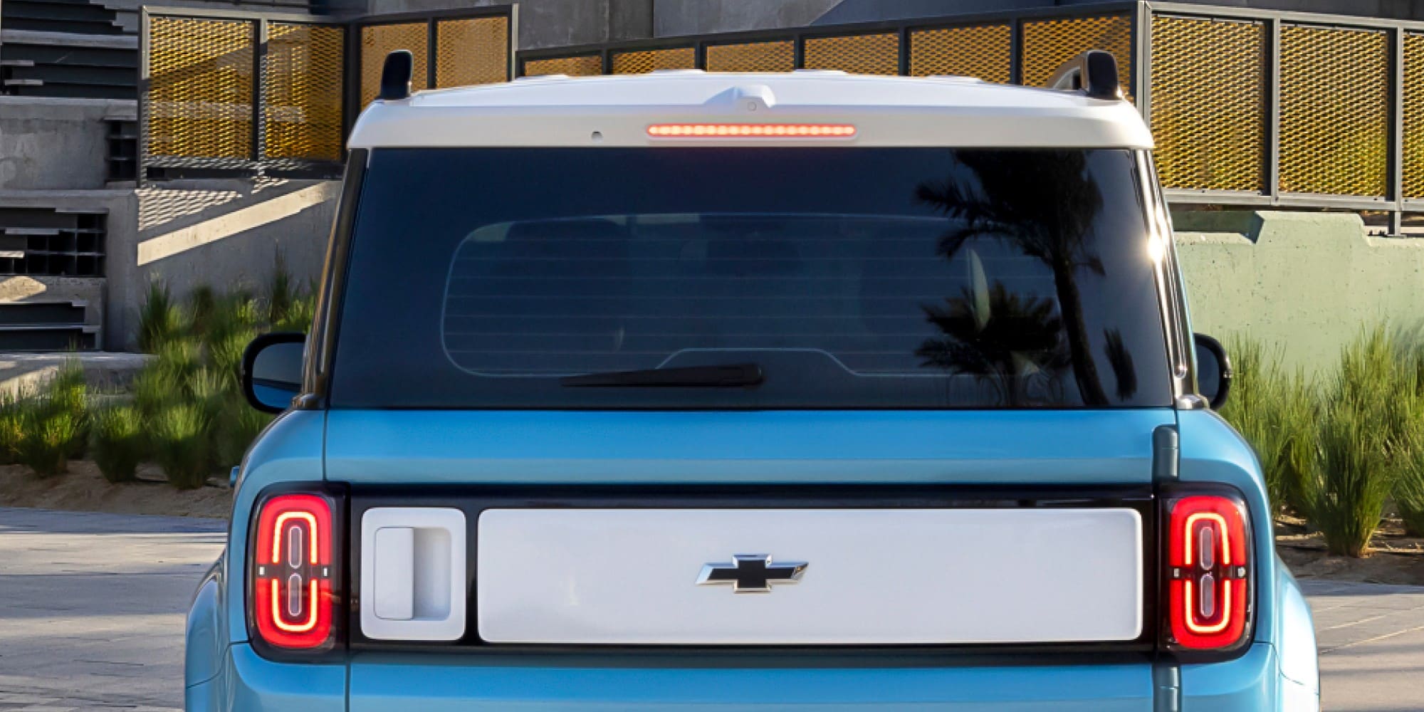 Chevrolet SUV EUV con baúl de apertura lateral